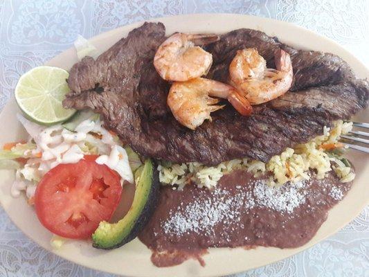 El delicioso platillo de carne con camaron y dos tortillas hechas a mano para todo aquel que venga a comer comida autentica de El Salvador.