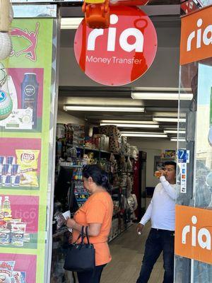 Ría envía dinero a tus familiares con tarifas muy excelentes  Encuentras de todo un poco en esta mini Market la bona energía