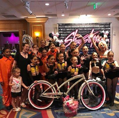 Elites picture with the bike they won at nationals 2018