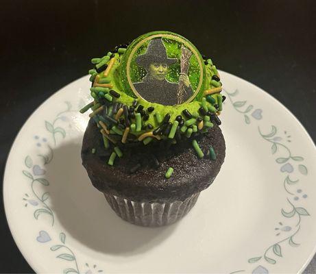 Special cupcake this week: Elphaba mint cookie