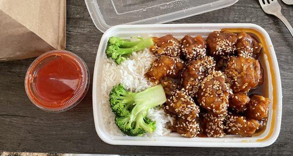 Sesame Chicken combo with white rice (Comes with Pork Egg roll)