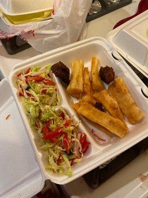 Que barbaridad 10 dólares por una yuca con 2 chicharones es mucho se pasan no vuelvo a regresar jamás a este lugar