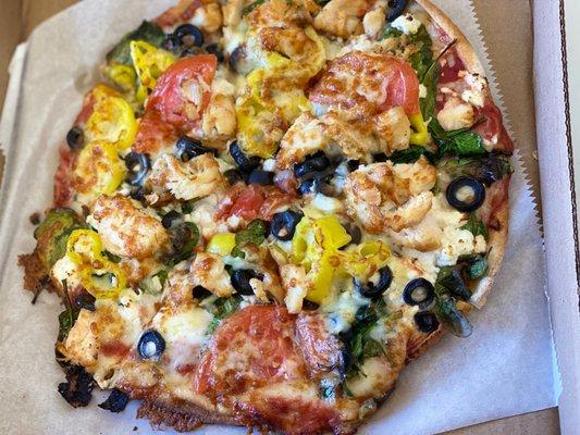 Mediterranean skinny pizza w/ chicken & sauce