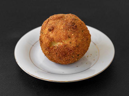 Potato ball stuffed with beef (bola de papa rellena con carne de res)