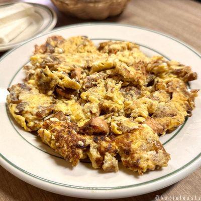 Scrambled eggs with pastrami salmon