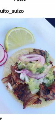 Taco al pastor con sebollita roja y salsa verde deliciosa