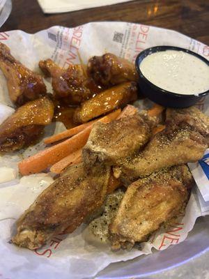 Mango Habanero, Lemon Pepper. Awesome wings!!!  Great Ranch and Blue Cheese. I ordered extra crispy....and they were perfect!