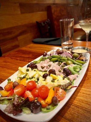 Mixed greens Niçoise salad