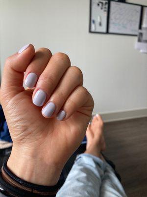 Gel mani in the color Press Pause by Essie: off-white with lavender undertone for the gel version.