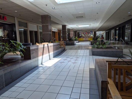 Colonial Park Mall