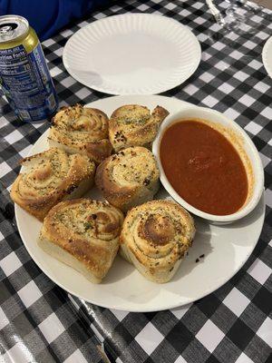 The garlic knots are shaped like cinnamon rolls, YUM! Crevices to hold more garlic!