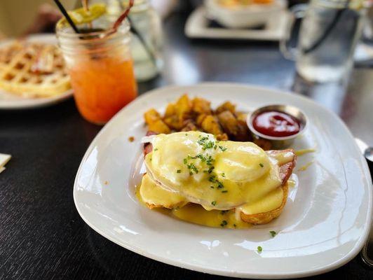 Eggs benedict