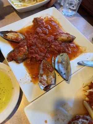 Muscles in red sauce