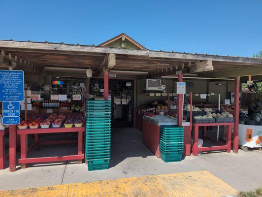 A great place to go when Davis is being baked by the sun. Fresh fruit, pies, and an iced fruit beverage. No burgers or fries or shakes.