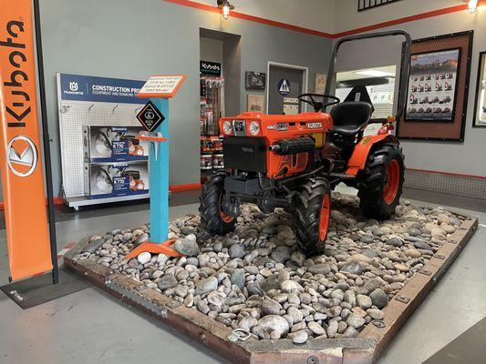 1980 Kubota tractor in the showroom that runs like it was built yesterday!