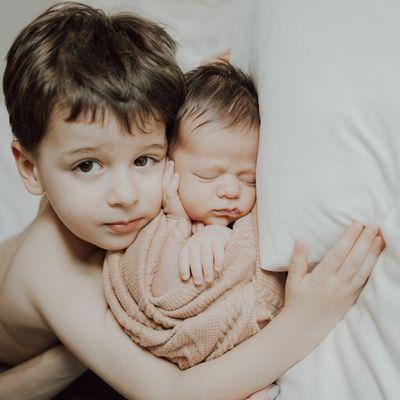 Newborn session in home with sibling