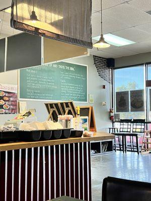 Counter where the utensils, foundtain sodas are and by the wall on the side is where you order you food (11/06/24)