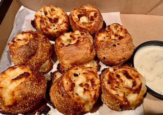 Cheezee Garlic Rolls (w/White Garlic Sauce, Mozzarella Cheese, Minced Garlic, Served w/Creamy Garlic Sauce, $10.99)- 4.5/5 stars