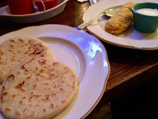 Pupusas de queso & tamal de elote con crema