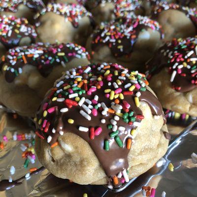 Banana Split Cookies- Banana dough, filled with white chocolate chips and stuffed with a frosted yellow cupcake..drizzled with chocolate!