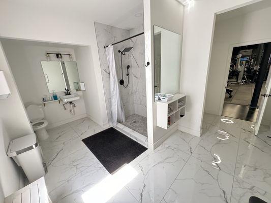 Spacious private bathroom and shower (2 in the facility)