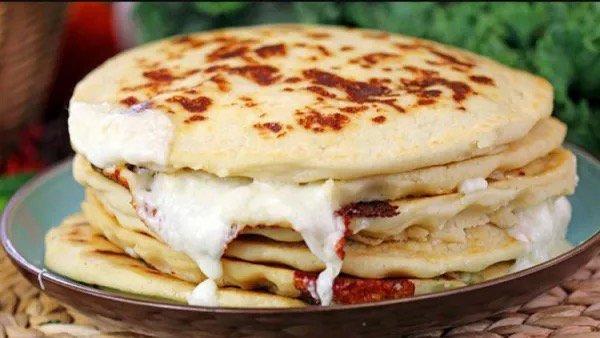 Pupusas de frijoles con queso, rebueltas y de quesillo.