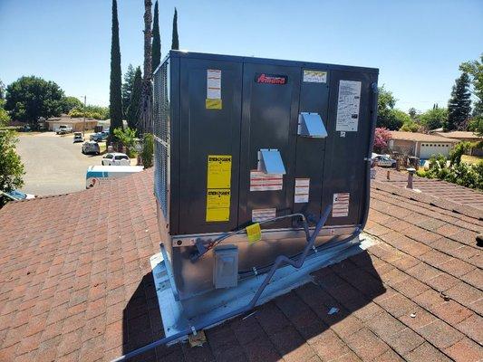 High EFFICIENCY Two states Heating and Cooling  Roof top Unit.