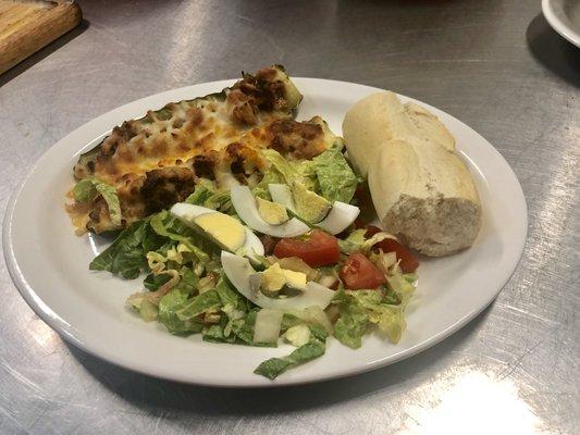 Zapallitos Rellenos acompañado con Ensalada