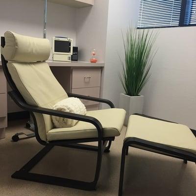 Ketamine infusions are conducted in private rooms on comfortable recliner chairs. The experience is described as pleasant and relaxing.