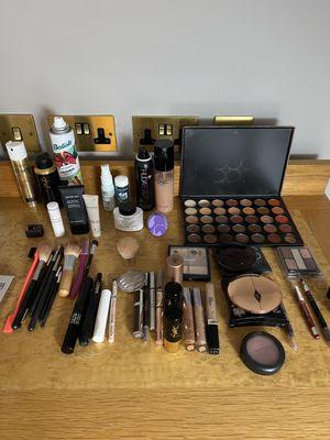 Usual makeup set up for beauty advice included in one of my services.