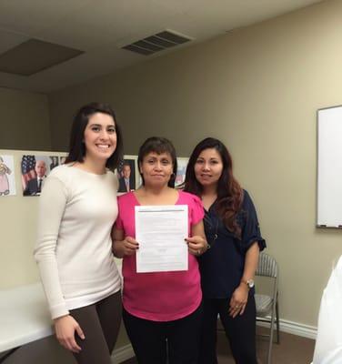 La Sra Emilia tomo clases de ciudadanía en nuestra oficina y paso el examen. Felicidades Sra Emilia.