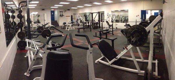 weight room w/ 1 squat rack, 2 benches, a smith machine & plate loaded hammer strength machines. Also a separate cardio room.