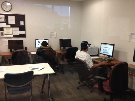 2 adult students at the computer lab in LEAP-Richmond.