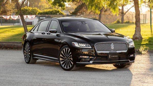 LINCOLN SEDAN BLACK ON BLACK