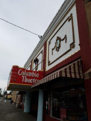 Thiz iz Z Columbia Theatre not Theater you understand?