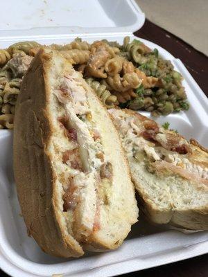 Círculo Chicken Panini with turkey pasta and lentils