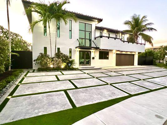 Keystone Point: Designer Conc. Slabs, Art.Turf infill, Hardscape lights. Designed by Shosh vant Verlaat, installed by Driveways by Design