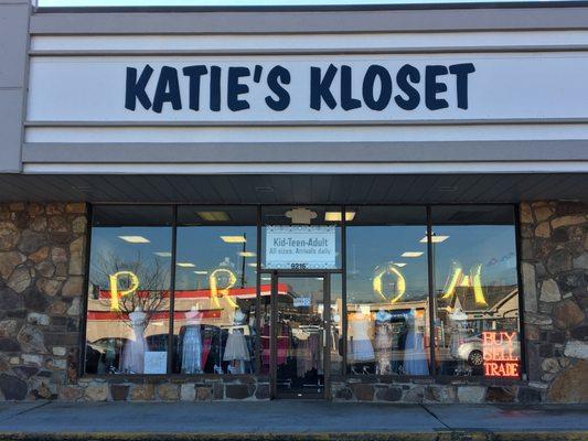 Over 1000 Prom and formal dresses in our Knoxville store. Prom 2018 arrivals daily. Visit katieskloset.com for full info.