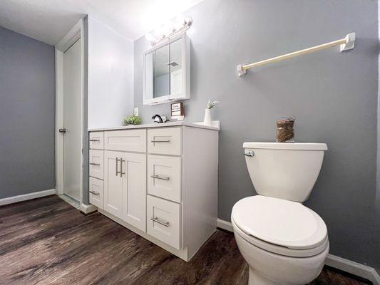 6011 Emerson - Bathroom/Toilet