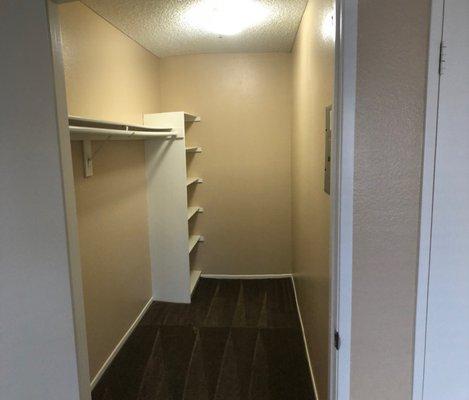 One Bedroom Walking Closet