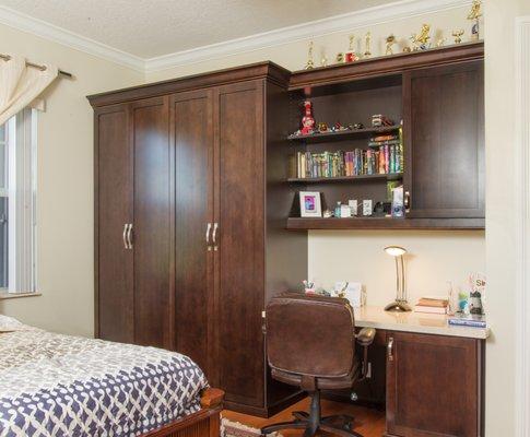 Built-in Closet with home office & desk area to take advantage of the wall space and make the room more versatil and efficient.