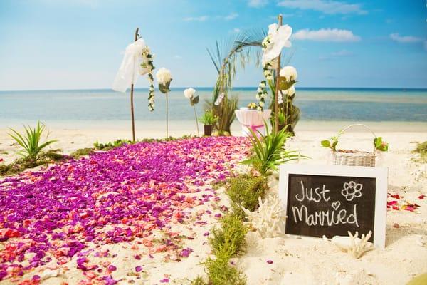 Gorgeous Hawaiian beach setups to match your wedding color scheme-we can even customize your Oahu beach wedding setup