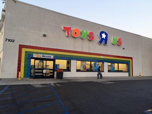 Outside View Of The Toys R Us