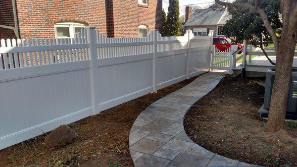 Saratoga Vinyl Privacy Fence with Olde Towne Concave Accent