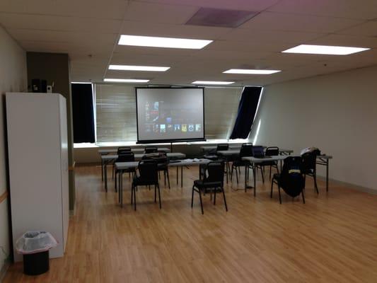 Classroom uses huge projection screen to demonstrate iPhone and Android Apps to students