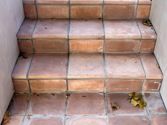 Uneven fading and efflorescence on Arto's concrete tile