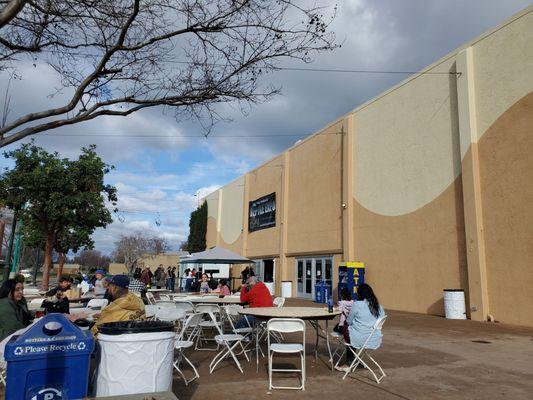 Outside/ tables & seating