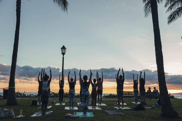 Waikīkī beach yoga