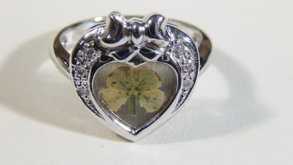 14K WG w/ genuine four leaf clover encased in glass.
Size is 7 and half ; weighs 5 grams 
Nice and thick band all around
3...