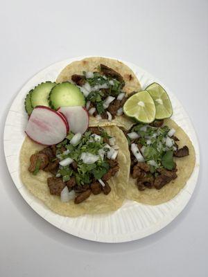 Tacos recién hechas a mano 
De carne asada 

Beef Tacos Freshly made